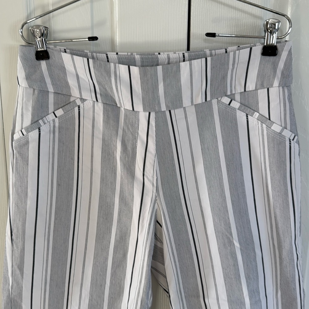 *LIKE NEW* Alia Black/White Stripe Cropped/Flare/Capri Pants - Size 12